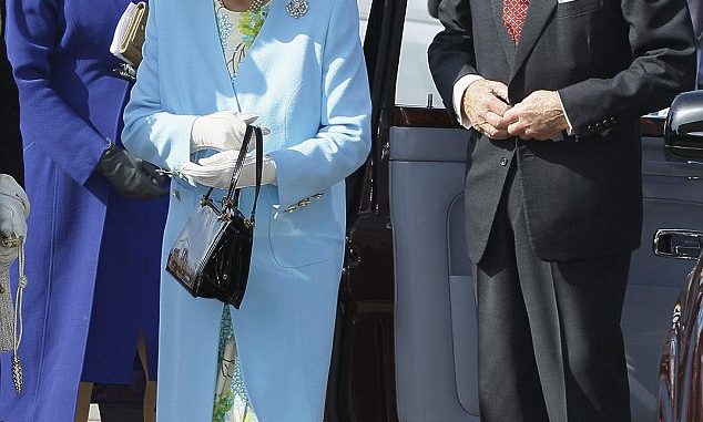 england_article-2122154-12637E91000005DC-864_634x836