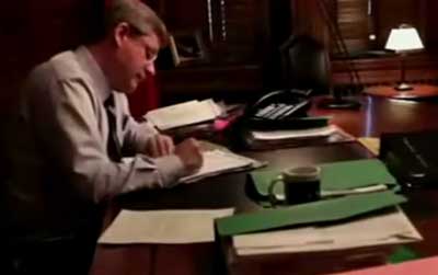 canada_Stephen-Harper-working-hard