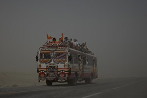 india_india-bus-600