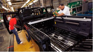gm-uaw-workers-on-the-hummer-assembly-line-in-shreveport_100201329_s