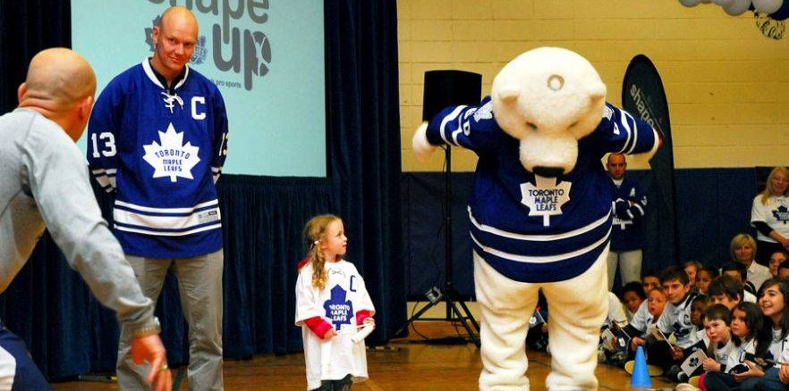 Mats Sundin (left) takes part in MLSE's Shape Up Program on Thursday afternoon at James S. Bell Elementary School in Etobicoke (Kanishka Sonnadara)