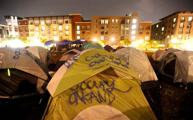 111120_occupyoakland_320am_grid-8x2