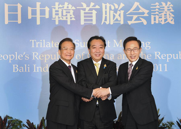 (L), Japanese Prime Minister Yoshihiko Noda (C) and Republic of Korea (ROK) President Lee Myung-Bak (L), Japanese Prime Minister Yoshihiko Noda (C) and Republic of Korea (ROK) President Lee Myung-Bak