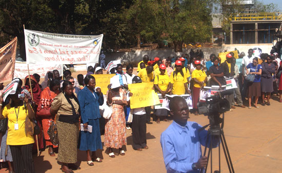 Women groups listening to the Deputy Governor, Efisio Kon Uguak speech [©Gurtong]