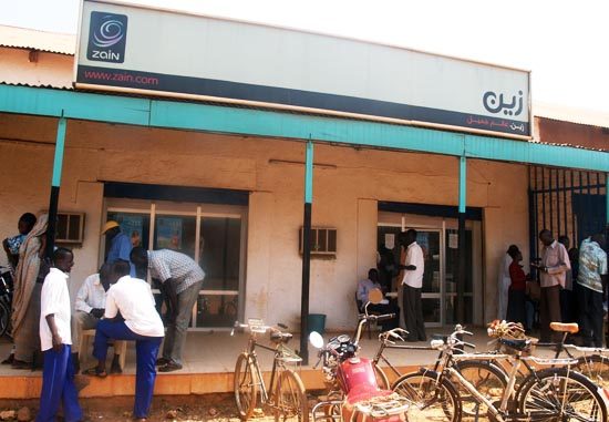 Mobile telephone subscribers at the Wau Zain office. [©Gurtong]