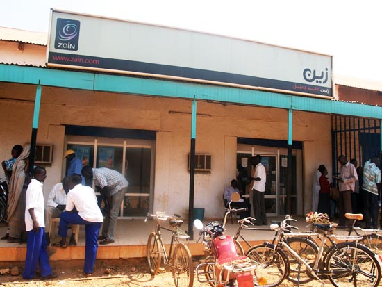 Mobile telephone subscribers at the Wau Zain office. [©Gurtong]