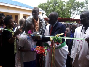 Western Equatoria State Governor Rizik Zackaria Hassan officially opens the new Wau Sauth Payam headquarters. [©Gurtong]
