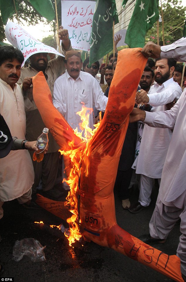 Angry demonstrators burn effigies of President Barack Obama Angry demonstrators burn effigies of President Barack Obama