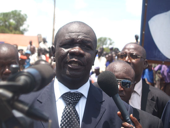 Governor Hon. Zackaria Hassan delivering his speech in Wau town [©Gurtong]