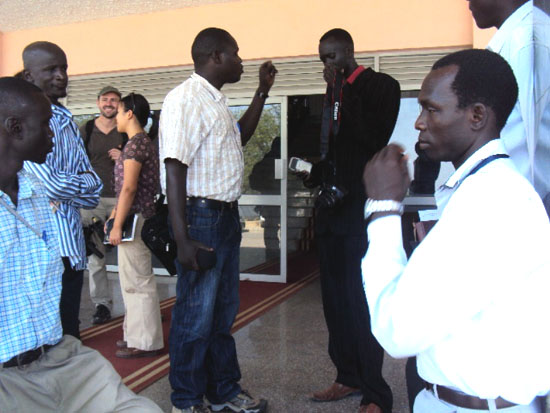 Journalists chatting outside the National Assembly premise after being expelled [©Gurtong]
