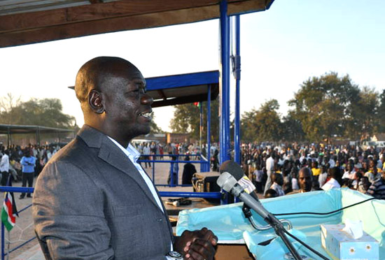 Governor Rizik Zackaria addressing the public at Raga freedom square [©Gurtong]