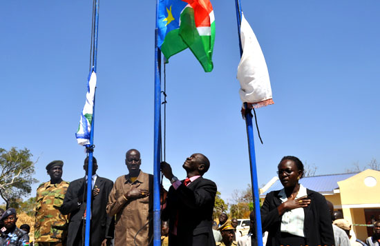 Governor Rizik Zackaria Hassan hoisted the national flag at the new payam headquarters as others sing allegiance [©Gurtong]