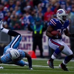 Titans linebacker Will Weatherspoon falls to the ground after failing to tackle Spiller (JP Dhanoa)