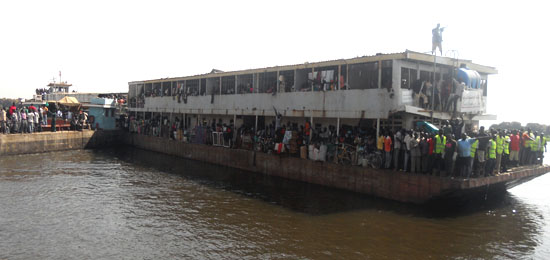 Returnees on board of the barge from Khartoum waiting to be received in Juba [©Gurtong]
