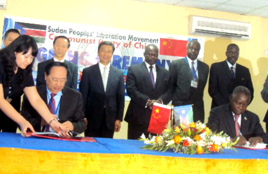 Chinese' Li Ruogu, China EXIM President (left) and RSS Finance Minister, Kosti Manibe signing an MOU on finance and economic cooperation [©Gurtong]