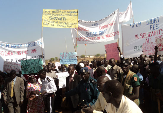 Eastern Equatorians take to the streets of Torit to support the national government’s move to halt oil production [©Gurtong]