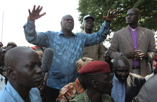 Vice President Dr. Riek Machar Teny appealing for calm while addressing the Lou Nuer community in Jonglei State [©Gurtong]