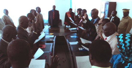 The 13 caretaker cabinet ministers taking oath of office (centre) Governor Louis Lobong witnessing [©Gurtong]