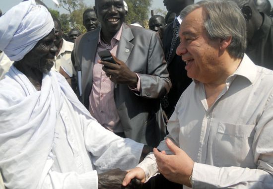One of the refugees’ chiefs greeting the UNHCR boss while presenting their needs to him [©Gurtong]