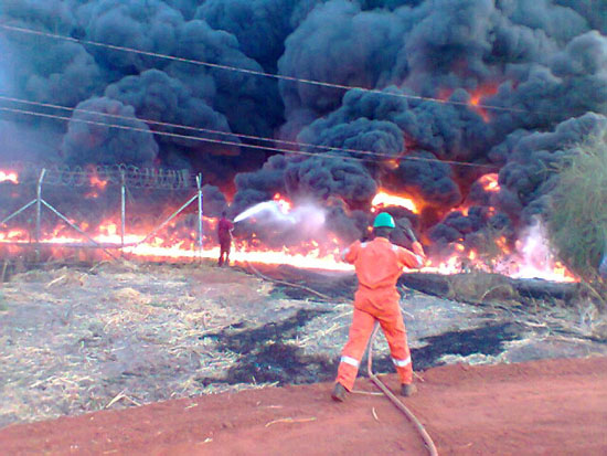 Firefighters extinguishing flames at the Unity oil field oil transmission pipeline [©Gurtong]