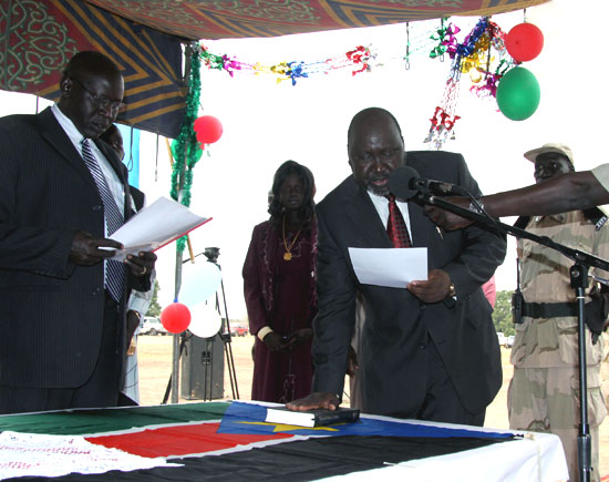 Lakes State Governor Chol Tong Mayay (centre) being sworn in after he signed the State constitution [©Gurtong]