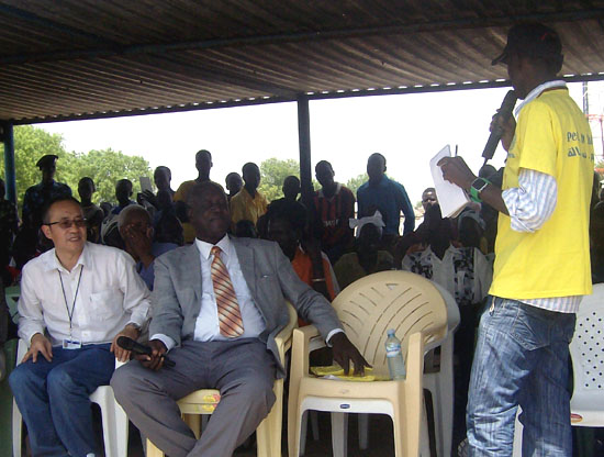 Mr. Moro Lokombu (standing) speaking to Governor Kuol Manyang Juuk at the Bor Freedom square during the World Radio day [©Gurtong]