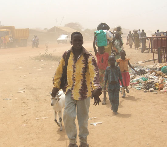 Families fleeing the fight in Munuki Payam to safer grounds in Juba [©Gurtong]