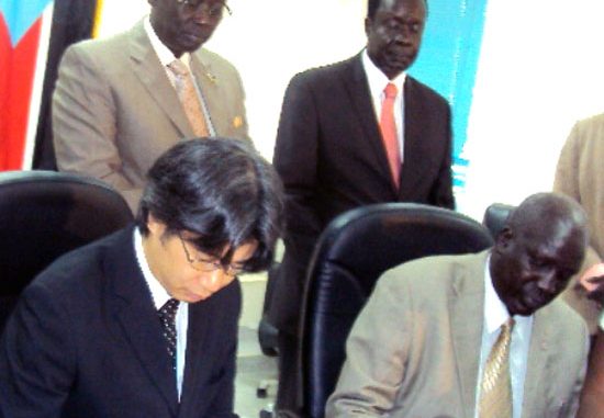 (L-R) JICA Representative and Information Undersecretary George Garang signing the deal at the Information Ministry [©Gurtong]
