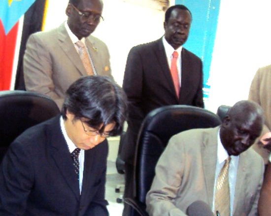 (L-R) JICA Representative and Information Undersecretary George Garang signing the deal at the Information Ministry [©Gurtong]