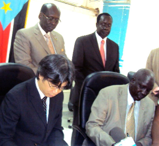(L-R) JICA Representative and Information Undersecretary George Garang signing the deal at the Information Ministry [©Gurtong]