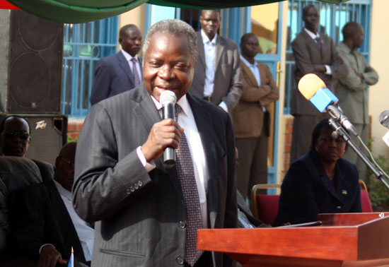 Minister of Finance and Economic Planning Kosti Manibe Ngai addressing the press in Juba [©Gurtong]
