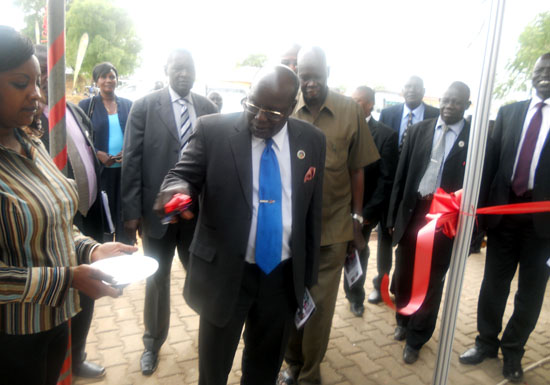 Mr. John Penn cutting the ribbon to open the trade fair as government officials and the Ambassador of Kenya to South Sudan look on [©Gurtong]