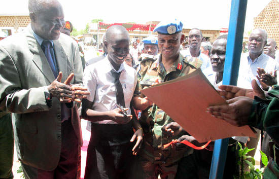 UNMISS officials handing over the completed computer center and a library to Torit Day Secondary as a government officials look on [©Gurtong]