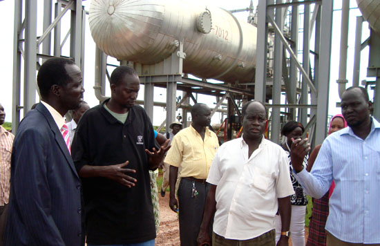 Unity State Environment and Natural Resource Minister William Gatjang Geng (right) speaking to the oil field security officers in a previous visit [©Gurtong]