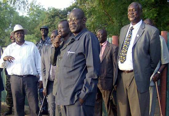 Dr Riek Machar Teny (wearing white hat) with Governor Kuol Manyang (extreme right in a tie) standing along River Nile looking at a cattle camp with other State officials [Gurtong]