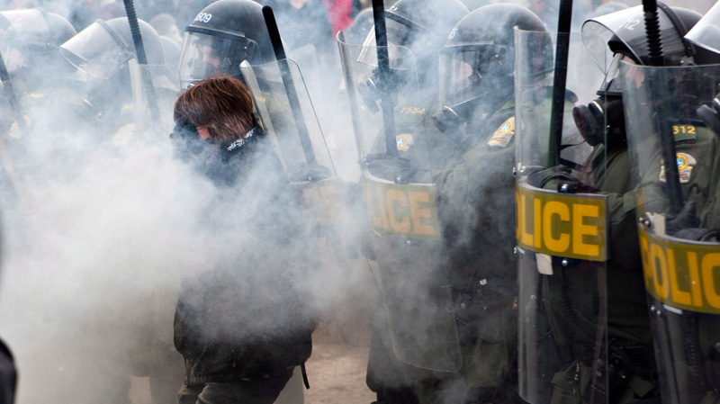 canada_teargas_police