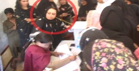 pakistan_Waheeda-Shah-slapping_polling_officer
