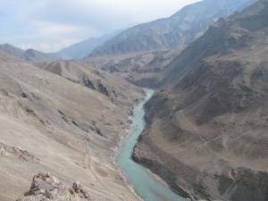 Indus River that links the states of Pakistan and India Indus River that links the states of Pakistan and India