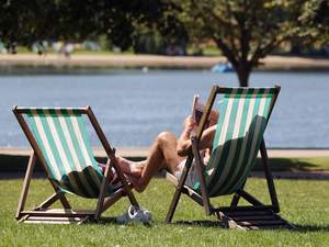 images_News_England_sunny-weather-deckchair-1-300x225