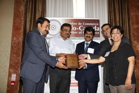 L to R: Naval Bajaj, President, ICCC, S. M. Gavai, High Commissioner, former Presidents of ICCC Satish Thakkar, Vinay Nagpal & Asha Luthra, presenting a memento to the High Commissioner