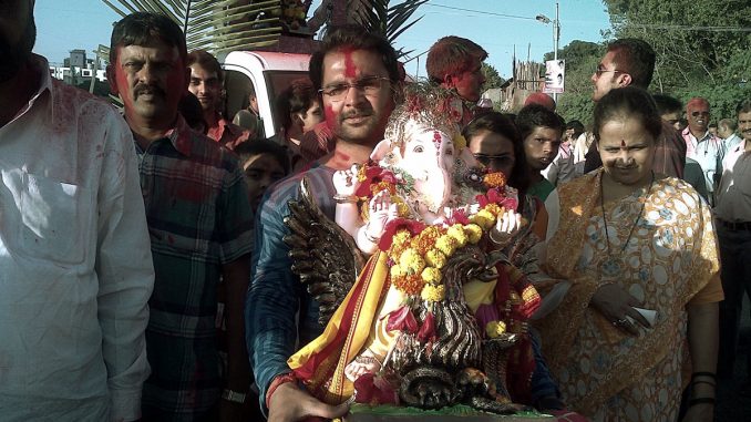 Sachiin Joshi carrying the Ganesh idol for immersion - Pic 2 Sachiin Joshi carrying the Ganesh idol for immersion - Pic 2
