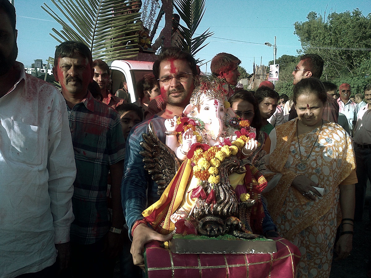 Sachiin Joshi carrying the Ganesh idol for immersion - Pic 2 Sachiin Joshi carrying the Ganesh idol for immersion - Pic 2