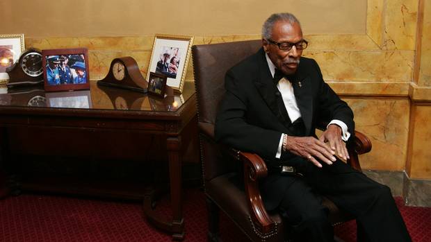 images_News_Canada_alexander-sitting