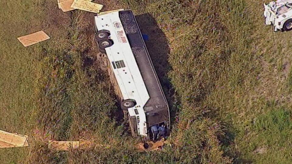images_News_Canada_bus-overturned