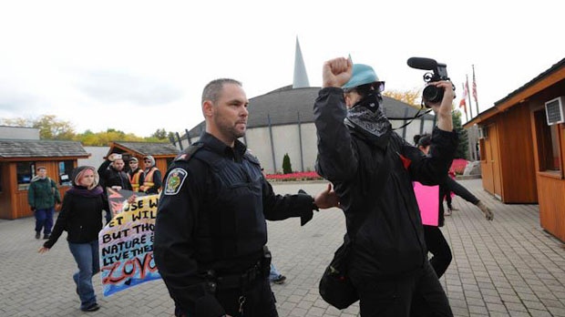 images_News_Canada_marineland-protest