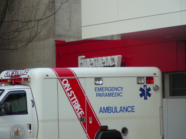 images_News_Canada_paramedics-on-strike