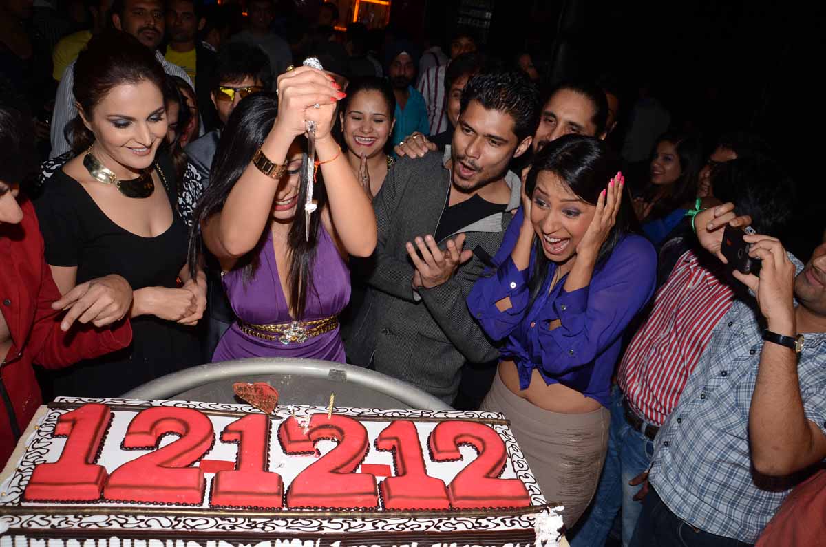 images_Cinema_Masala_Monica Bedi Sambhavna Avinash Dwivedi and Kashmera
