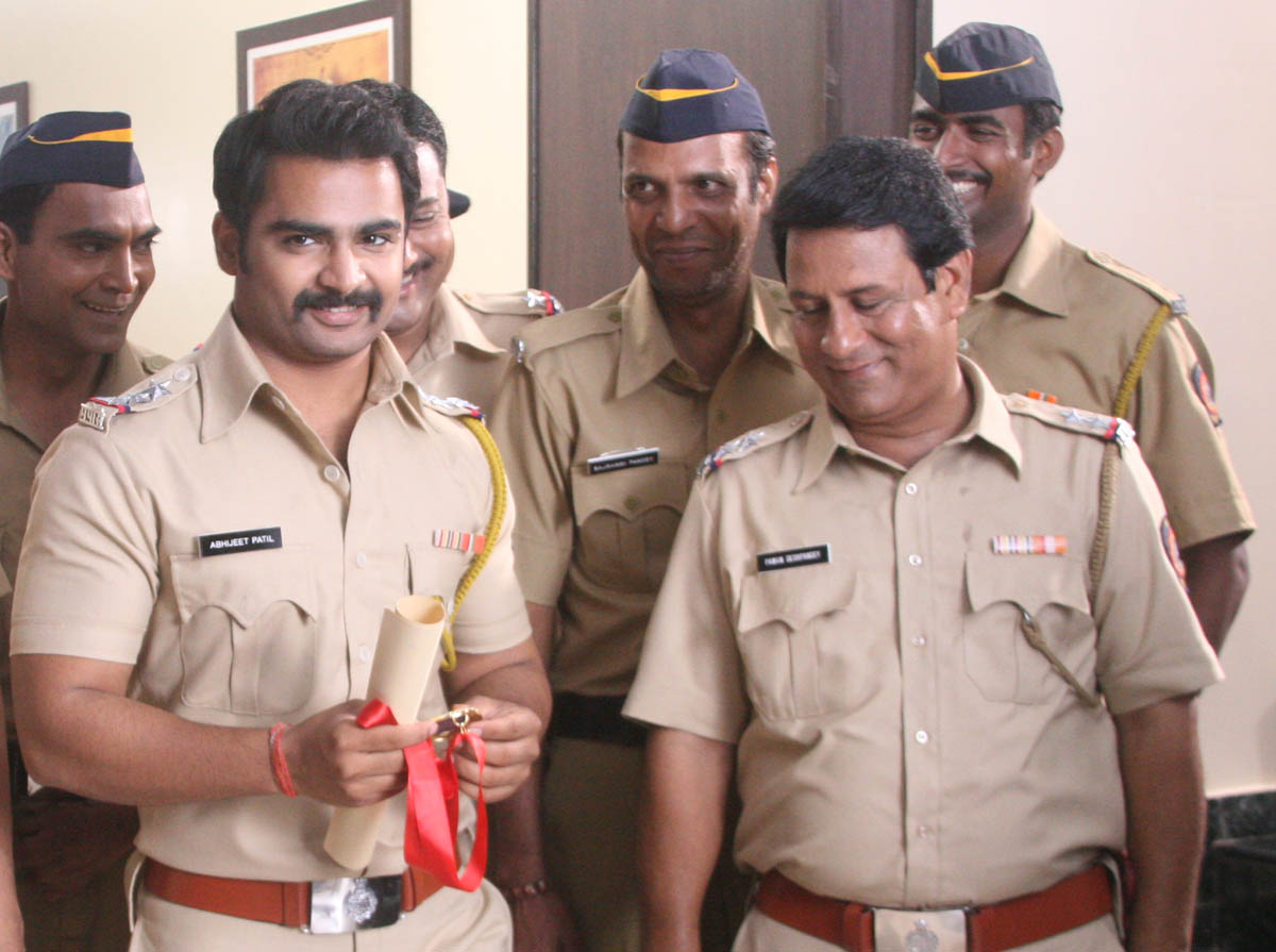 images_Cinema_Masala_Sachiin Joshi in Mumbai Mirror - Pic 3