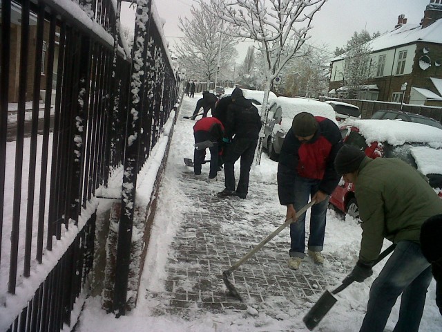 images_News_SouthAsiansAbroad_AMYA Volunteers shoveling snow in 2011