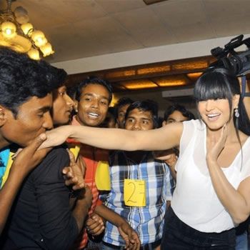 images_Cinema_Masala_veena_malik_sets_world_record_with_137_kisses_minute